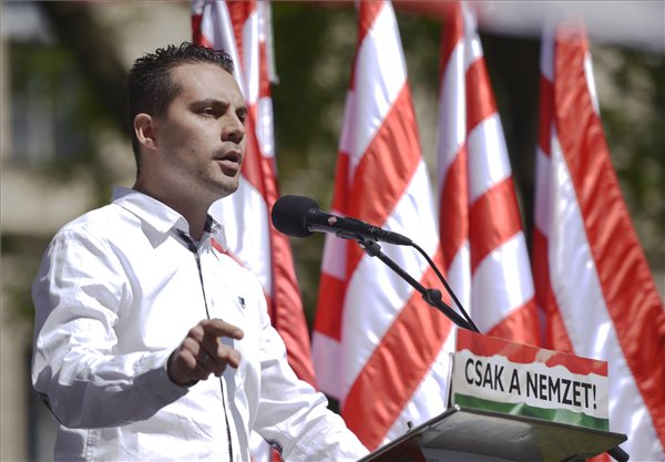 Vona Gábor, a Jobbik elnöke a párt demonstrációján a budapesti Vértanúk terén 2013. május 4-én. A rendőrség által betiltott, de bírósági döntéssel utóbb engedélyezett tüntetést a bolsevizmus és a cionizmus áldozatainak emlékére hirdették meg. MTI Fotó: Beliczay László