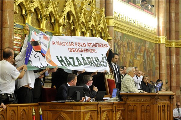 jobbik_tiltak_parlament_foldtorveny_2013jun21