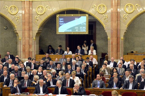alkotmanymodositas_otodik_parlament_2013szept16