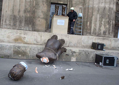 orban_szobor_ledont_szolidaritas_2013szept29