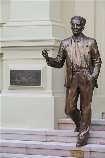 szentgyorgyi_albert_szobor_szeged_2013