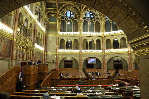 magyar_parlament_ules_2013okt15