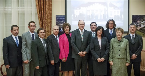 Kovács Tamás Szilveszter egyetemi docens, szülész-nőgyógyász, klinikai genetikus, Kovács Tamás neonatológus, gyermekkardiológus, az Újszölött Intenzív Osztály vezetője, Balla György, a Gyermekgyógyászati Intézet igazgatója, Nagy Endre, a DEOEC elnök-helyettese, az Endokrinológiai Tanszék vezetője, Török Olga kandidátus, egyetemi docens, szülész, nőgyógyász, klinikai genetikus, Szócska Miklós, az Emberi Erőforrások Minisztériumának egészségügyért felelős államtitkára, Fülesdi Béla, az Aneszteziológiai és Intenzív Terápiás Tanszék vezetője, a DEOEC elnöke, Molnár Csilla egyetemi docens, az Idegsebészeti Intenzív Osztály vezetője, Bognár László, az Idegsebészeti Klinika vezetője, Orosi Piroska, egyetemi docens, a Kórházhigiéne és Infekciókontroll Tanszék vezetője és Mercs György az Idegsebészeti Klinika főápolója (b-j) a Debreceni Egyetem Orvos- és Egészségtudományi Centrumban (DEOEC) tartott sajtótájékoztatón 2013. november 13-án. Már otthonában növekszik az a baba, akit fogantatásának 27. hetében, három hónapig agyhalottként kórházban kezelt édesanyja méhéből császármetszéssel segítettek világra a nyáron a debreceni szülészeti klinikán. A világon példa nélküli módon a szülés után a 31 éves agyhalott asszony öt szervét négy, szervátültetésre váró beteg kapta meg. MTI Fotó: Czeglédi Zsolt