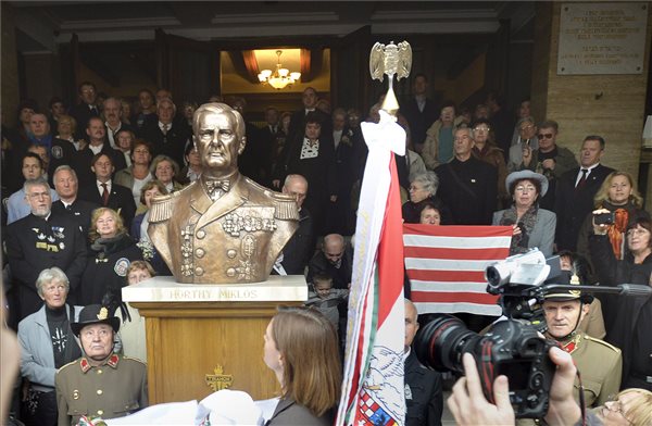 horthy_szobor_avatas_bp_2013nov2_szabadsag_ter