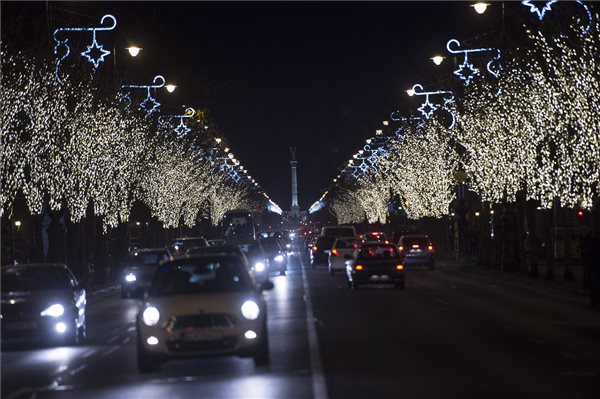 advent_karacsony_2013dec5_bp_andrassy_ut_diszkivil