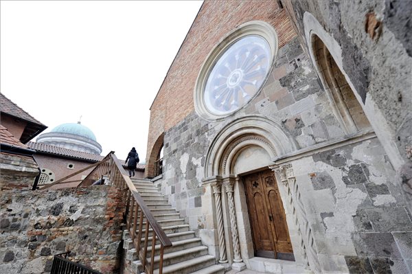 esztergomi_kiralyi_var_felujitott_kapolna_2013