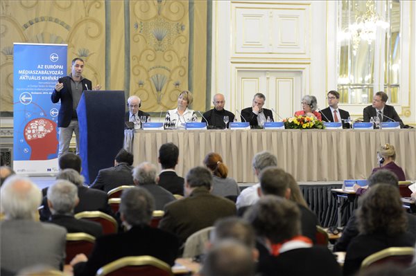 Weyer Balázs, a Főszerkesztők Fórumának elnöke (b) beszél Az európai médiaszabályozás aktuális kihívásai címmel az Európa Tanács és Magyarország együttműködésében megrendezett nemzetközi konferencián a Corinthia Hotel Budapest szállóban 2013. december 17-én. Az asztalnál Aidan White, az Etikus Újságírás Hálózat igazgatója, Fazekas Ildikó, az Önszabályozó Reklám Testület főtitkára, Gerényi Gábor és Nádori Péter, a Magyarországi Tartalomszolgáltatók Egyesületének elnökségi tagjai, Eve Salomon jogi és szabályozási tanácsadó, Bartóki-Gönczy Balázs, a Nemzeti Média- és Hírközlési Hatóság médiajogásza és Koltay András, a Médiatanács tagja (b-j). MTI Fotó: Kovács Tamás