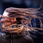 Járókelõ viharban, amint a Xaver orkán Hollandia felé közeledik