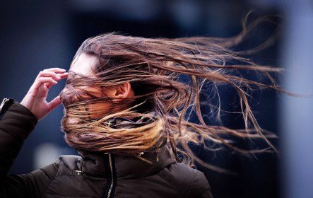 Járókelõ viharban, amint a Xaver orkán Hollandia felé közeledik