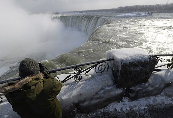 felig_befagyott_niagara_0