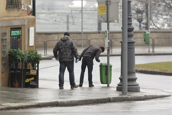 Rendőrök vizsgálnak át egy szemeteskukát a Clark Ádám téren 2014. február 8-án. Lezárta a rendőrség a Lánchidat, a Clark Ádám teret és a Váralagutat dél körül. Az MTI tudósítója úgy értesült, bombariadó van a Clark Ádám téren. A környéken két tüntetést is tartanak délután. MTI Fotó: Szigetváry Zsolt