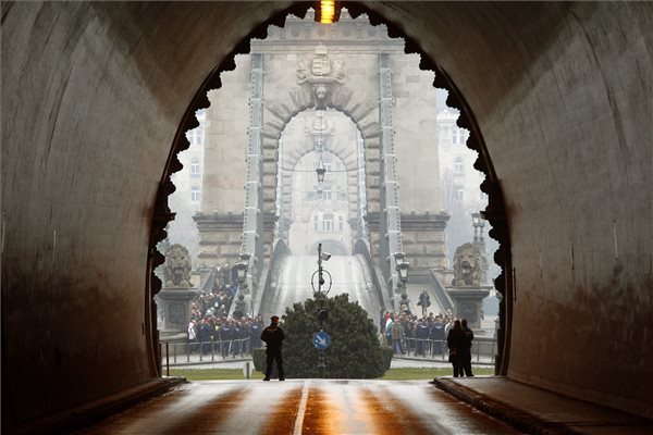 Rendőrök zárják le a budai Váralagutat, a Lánchidat és a Clark Ádám teret 2014. február 8-án. Az MTI tudósítója úgy értesült, bombariadó van a Clark Ádám téren. A környéken két tüntetést is tartanak délután. MTI Fotó: Szigetváry Zsolt