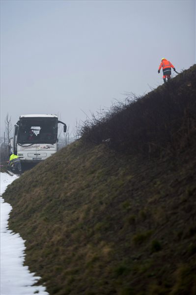 arokba_borult_busz2_10m_2014febr7