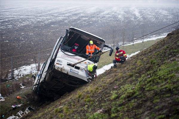 arokba_borult_busz_10m_2014febr7