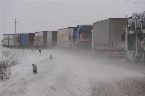 Az 53-as út Tompát elkerülő szakaszán a hófúvásban veszteglő kamionok 2014. február 1-jén. A szerbiai hatóságok ezen a napon 13 órától megtiltották az országukba belépő személy- és teherforgalmat valamennyi Csongrád és Bács-Kiskun megyei határátkelőn. MTI Fotó: Kelemen Zoltán Gergely