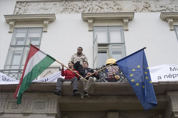 Az Együtt-PM három aktivistája "Döntsön a nép! Népszavazást Paksról!", valamint "Miért féltek a népszavazástól?!" feliratú, paksi népszavazást követelő transzparensekkel tiltakozik a paksi bővítés ellen a Sándor-palota erkélyén 2014. február 9-én. MTI Fotó: Kallos Bea