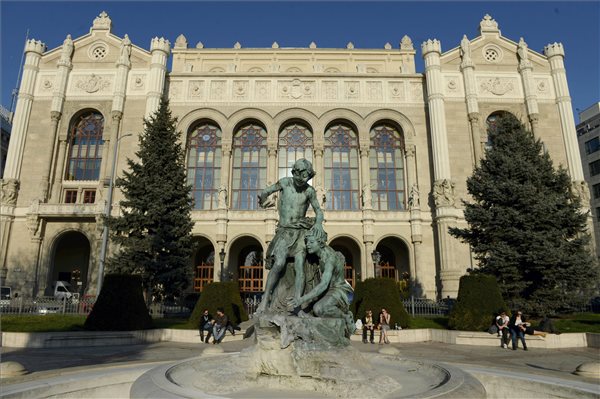 pesti_vigado_000_megujult_2014marc12