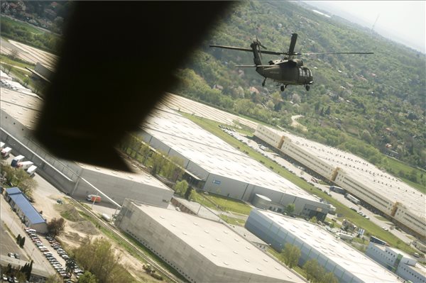 Black_Hawk_am_helikopter_bemutato_torokbalint_felett_2014apr9