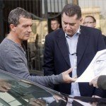 Antonio Banderas spanyol színész (b) egy őt ábrázoló karikatúrát vesz át egy rajongójától a budapesti Four Seasons Hotel Gresham Palace szálloda előtt 2014. április 3-án. A színész egy reklámfilm forgatására érkezett hazánkba. MTI Fotó: Kallos Bea
