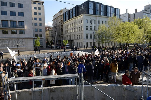 kordonbontas_a_nemet_megszall_emlekmu2_bp2014apr9