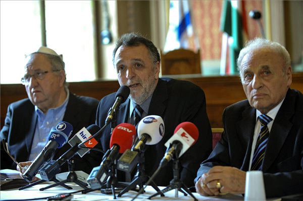 Tordai Péter alelnök (b), Heisler András elnök (k) és Zoltai Gusztáv ügyvezető igazgató (j) a Magyarországi Zsidó Hitközségek Szövetségének (Mazsihisz) jubileumi holokauszt-megemlékezéssorozatáról tartott sajtótájékoztatón a szervezet Síp utcai székházában 2014. március 17-én. MTI Fotó: Marjai János