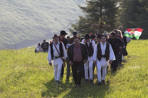 0_csiksomlyoi_zarandoklat_csango_zarandokok_2014