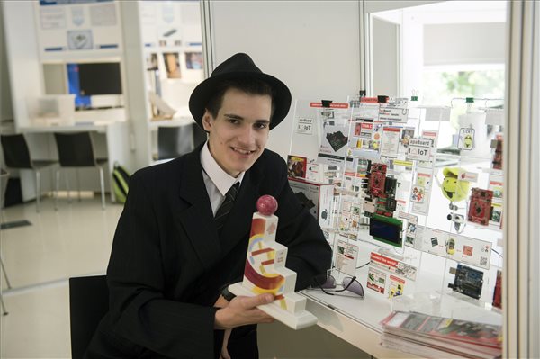  B. Kiss Bálint, a Várpalotai Képesség- és Tehetségfejlesztő Magániskola tanulója, aki az Apa Board ARM mikroprocesszor kísérletező és tanulási eszközéért (mellette jobbra) I. díjat nyert a 23. Ifjúsági Tudományos és Innovációs Tehetségkutató Versenyen