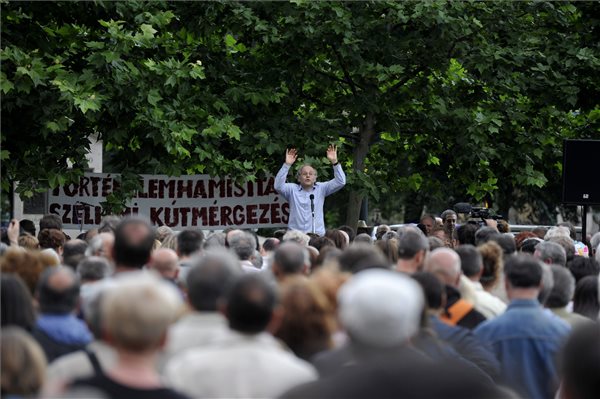 fischer_adam_emlekmu_elleni_tiltak_oromodaval_2014jun21