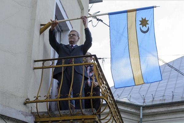 tokes_laszlo_nagyvarad_2014jun18_nagyvaradi_vilamcsodulet