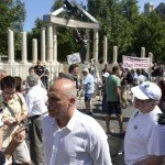 szabadsag_ter_emlekmu0_2014jul_20_tobias_j_demonstralok