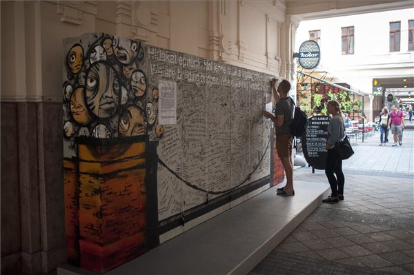 berlini_fal_darabja_gozsdu_udvar_2014