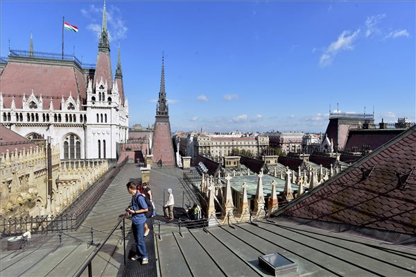 magyar_parlament_teto_2014