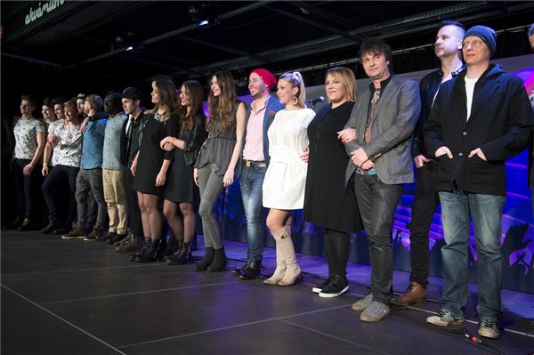 Jobbról-balra: Szipszer Szabolcs és Kenyeres András, a Karmapolis együttes tagjai, Hrutka Róbert zeneszerző és Tóth Vera énekesnő, Péter Barbi énekesnő és Tóth G. Zoltán zeneszerző, Dallos-Nyers Boglárka, Szécsi Böbe és Szécsi Saci énekesnők, valamint az MDC és a Spoon együttes tagjai