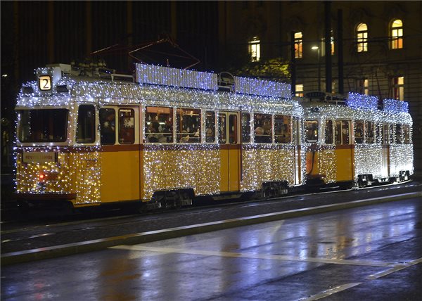 karacsonyi_fenyvillamos2_bkk_bp_2014dec