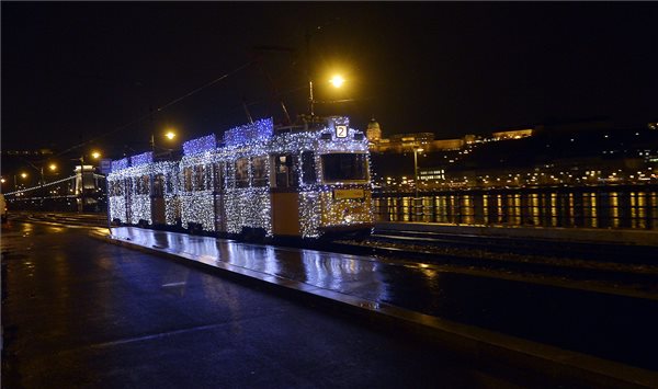 karacsonyi_fenyvillamos_bkk_bp_2014dec