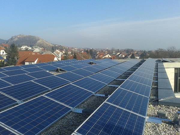 napelemek_a_budaorsi_varoshaza_tetejen_2015marc