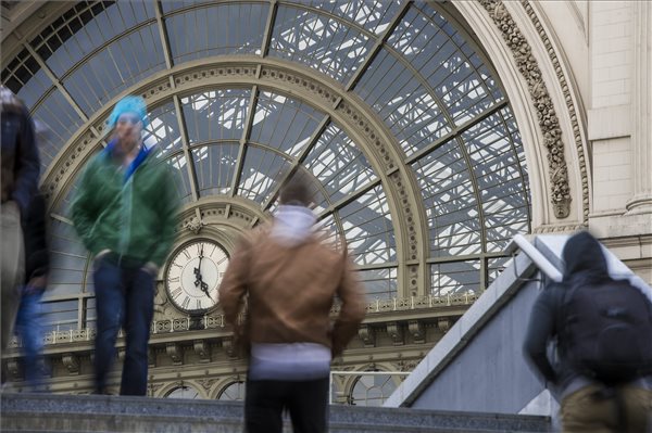 oraatallitas_nyari_idoszamitas_keses_keleti_palyaudvar_2015marc