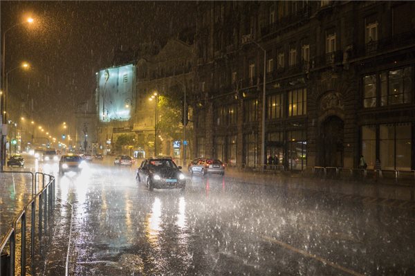 vihar_eso_zivatar2_bp_2015maj