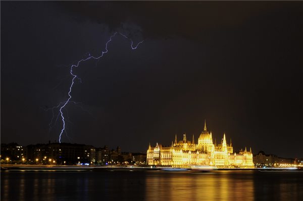 vihar_eso_zivatar_bp_parlament_villamlas_2015maj