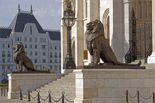 parlament_orszaghaz_oroszlan_szobrok_2015aug