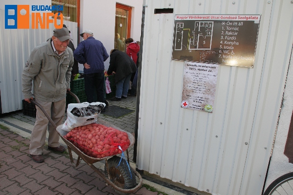 voroskereszt_iroda_szocialis_termenyvasar_2015