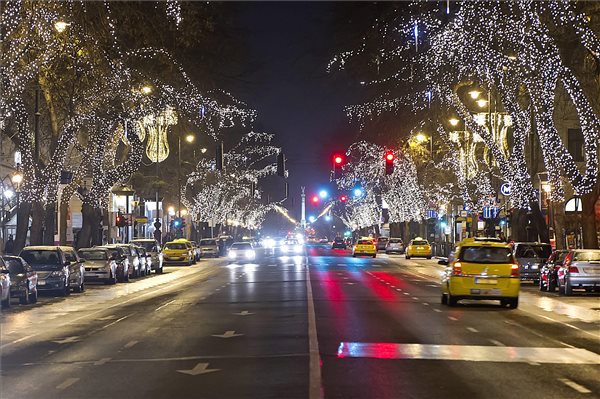 andrassy_ut_diszkivilagitas_2015_karacsony