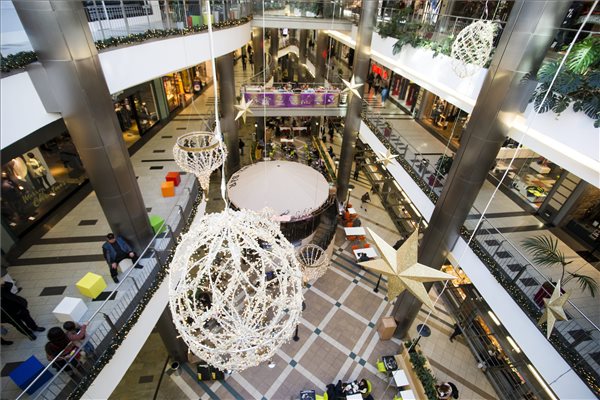 karacsonyi_vasarlas_bevasarlo_kozpont_2015