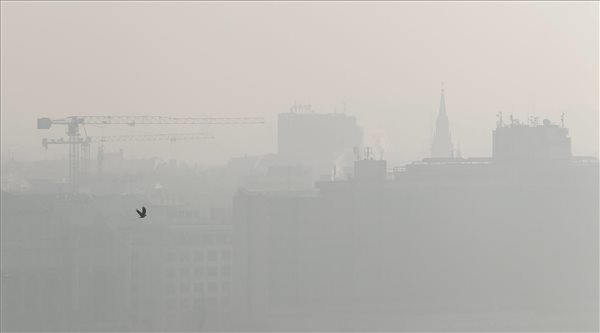 Pest látképe a budai Várból fotózva 2015. november 5-én