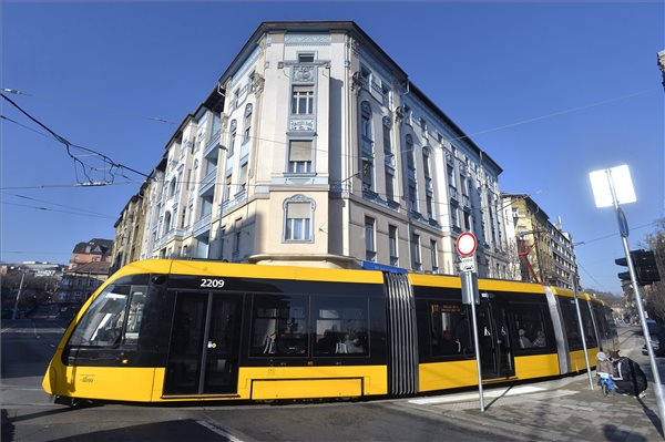 17_es_caf_villamos_bkk_fonodo_villamoshalozat_margit_krt_2016jan16