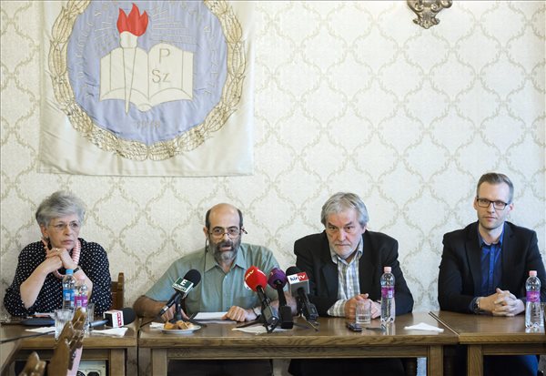 Galló Istvánné, a Pedagógusok Szakszervezetének (PSZ) elnöke, Miklósi László, a Történelemtanárok Egyletének elnöke, a Civil Közoktatási Platform (CKP) egyik szóvivője, Mendrey László, a Pedagógusok Demokratikus Szakszervezetének elnöke és Pukli István, a budapesti Teleki Blanka Gimnázium igazgatója, a Tanítanék mozgalom képviselője (b-j)