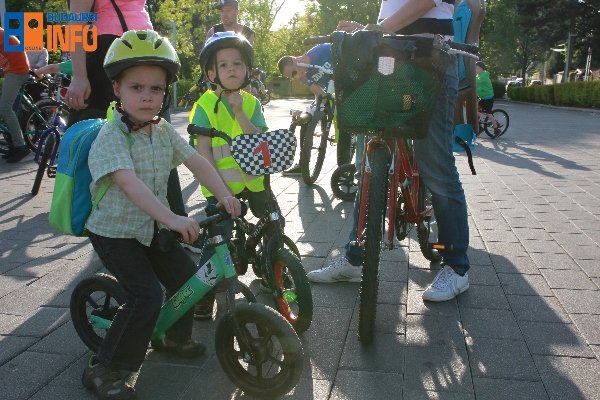 16_04_22_kerekparos_felvonulas_fillari11