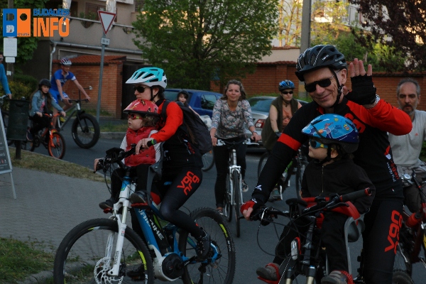 16_04_22_kerekparos_felvonulas_fillari22