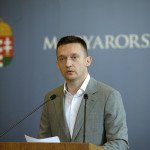 Budapest, 2016. április 11.
Rogán Antal, a Miniszterelnöki Kabinetirodát vezető miniszter a kormányülés szünetében tartott rendkívüli sajtótájékoztatón 2016. április 11-én. A miniszter bejelentette: a kormány azt javasolja, hogy a parlament vonja vissza a vasárnapi munkavégzés tilalmáról szóló törvényi szabályozást.
MTI Fotó: Bruzák Noémi