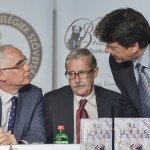 Budaörs, 2016. május 31.
Balog Zoltán, az emberi erõforrások minisztere, a Magyar Polgári Együttmûködés Egyesület (MPEE) elnöke, Gróh Gáspár irodalomtörténész, Köztársasági Elnöki Hivatal Társadalmi Kapcsolatok Igazgatóságának vezetõje és Wittinghoff Tamás polgármester (b-j) Az idõk jelei címû vitaanyagot bemutató budaörsi kerekasztal-beszélgetésen 2016. május 31.
MTI Fotó: Illyés Tibor